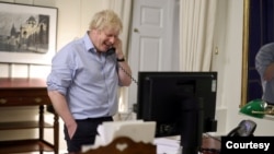 英國首相約翰遜(Boris Johnson)2021年1月23日與美國總統拜登通話（英國首相辦公室照片）