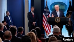 2026년 4월 6일, 미국 워싱턴 D.C. 백악관 내 제임스 S. 브래디 브리핑실에서 도널드 트럼프 미국 대통령이 중앙정보국(CIA) 국장 존 래트클리프와 함께 기자회견을 열고 있다.