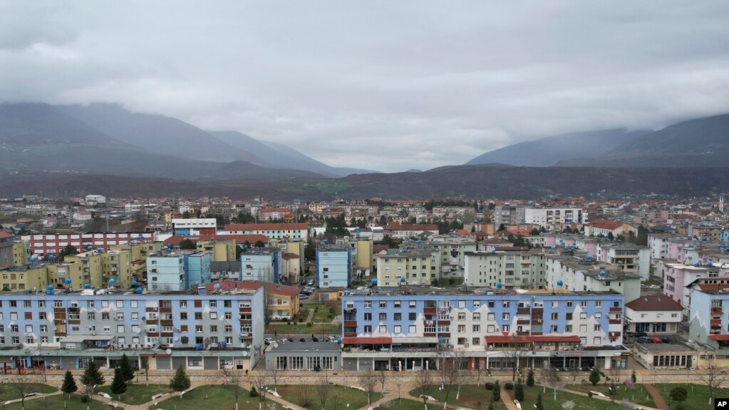 Rinia shqiptare rrezikon gjithçka për një jetë më të mirë në Angli
