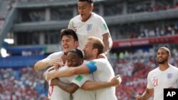 Timnas Inggris merayakan gol dalam pertandingan melawan Panama yang berakhir dengan skor 6-1 untuk Inggris, Minggu (24/6). 