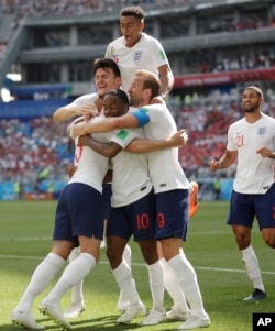 El inglés John Stones es felicitado por sus compañeros después de anotar el cuarto gol de su equipo durante el partido del grupo G entre Inglaterra y Panamá en la Copa Mundial de fútbol 2018 en el Estadio Nizhny Novgorod en la ciudad del mismo nombre en Rusia, el domingo 24 de junio de 2018.