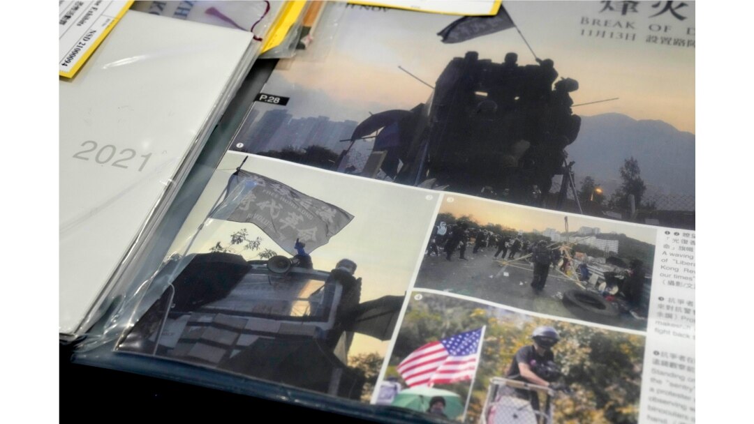 Barang bukti yang disita ditampilkan selama konferensi pers di markas polisi di Hong Kong, Selasa, 6 Juli 2021. Sembilan orang ditangkap atas dugaan plot untuk menanam bom di sekitar Hong Kong. (AP Photo/Kin Cheung)