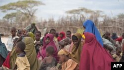Сомалійські жінки з дітьми у таборі для біженців