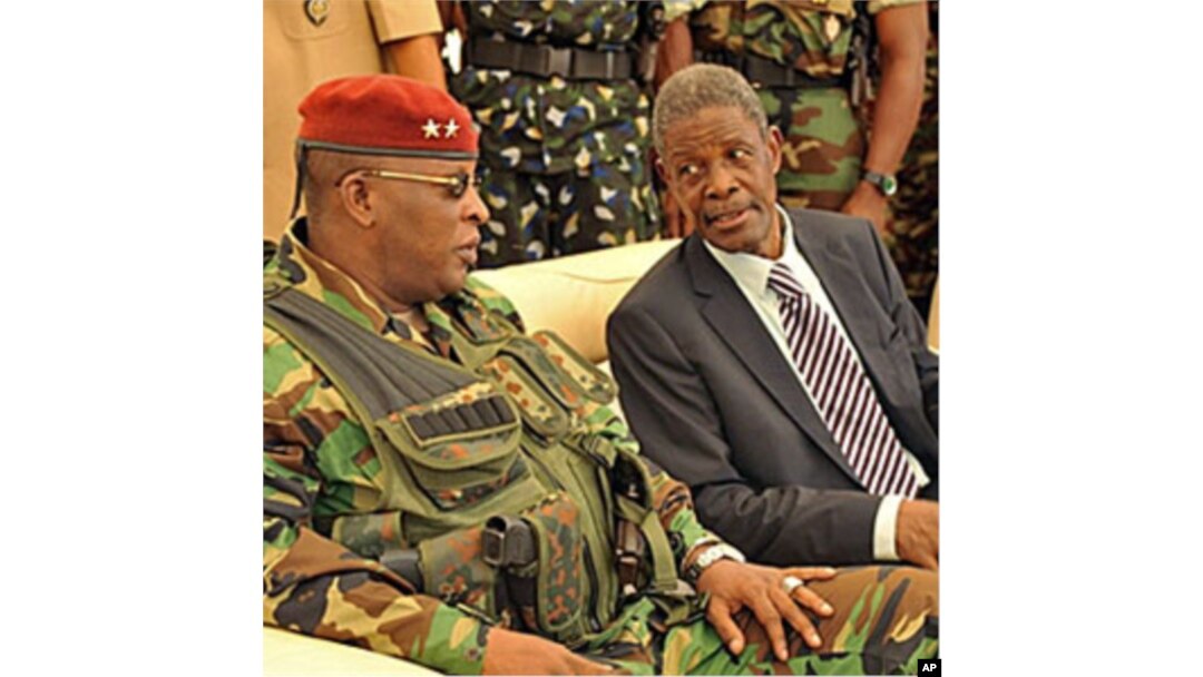 Guinea's acting president General Sekouba Konate, left, speaks with Prime Minister of the transitional government Jean Marie Dore, 26 Jun 2010 (file photo)