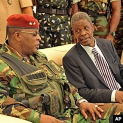 Guinea's acting president General Sekouba Konate, left, speaks with Prime Minister of the transitional government Jean Marie Dore, 26 Jun 2010 (file photo)