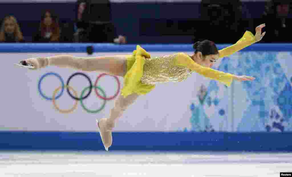 러시아 소치 동계올림픽에 출전한 한국 대표팀 김연아 선수가 19일 여자 피겨 쇼트프로그램 경기에서 연기를 펼치고 있다.