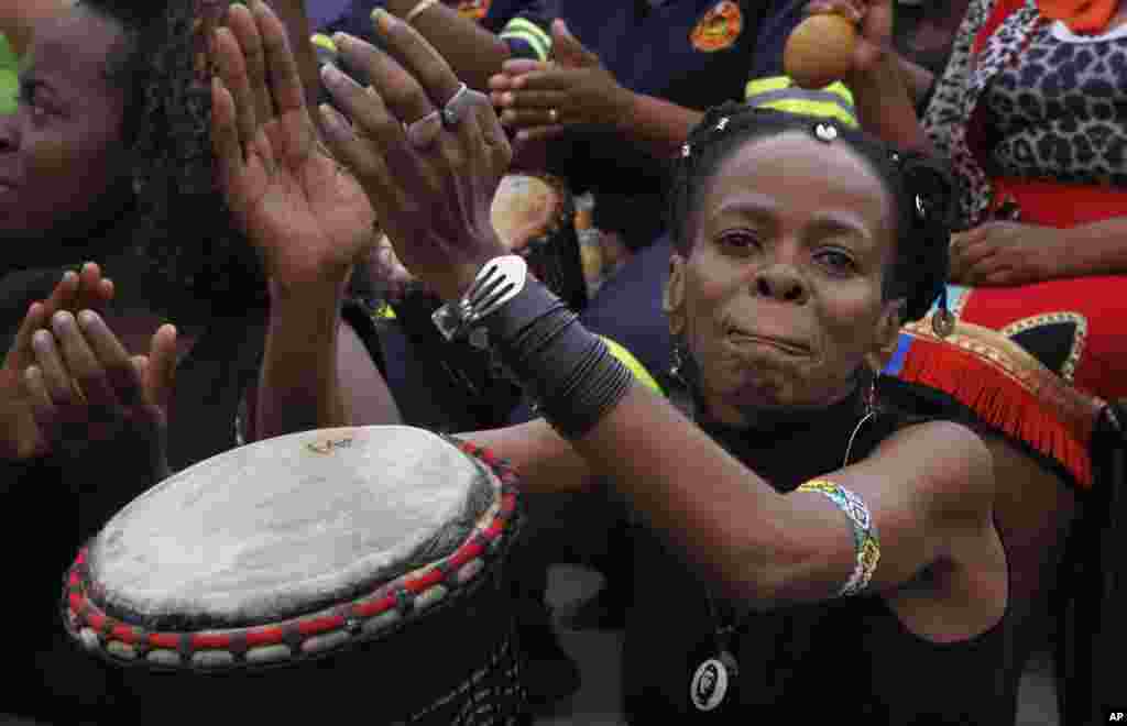 Women take part in a drumming session to protest violence against women and children, Johannesburg, South Africa, March 8, 2013.&nbsp;