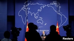 記者參加中國外交部新聞發言人的記者會。（2020年12月14日）