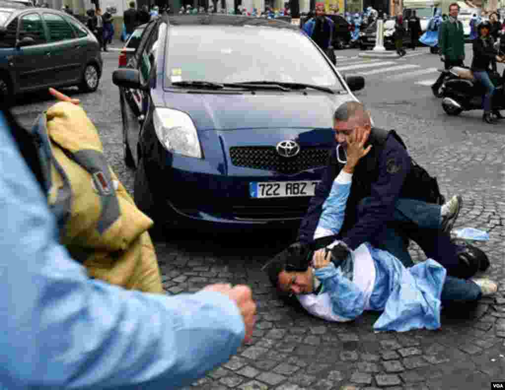 Demonstracije ljekara pred Jelisejskom palaćom u Parizu 01.10.2010. (AP Photo/Remy de la Mauviniere)