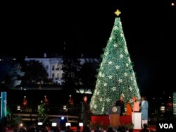 The Obama family lights the 2012 National Christmas Tree, along with Neil Patrick Harris (Photo: Reuters)