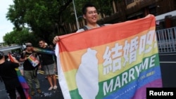 同性婚姻支持者在台灣立法院外慶祝同婚專法的通過。 (2019年5月17日)