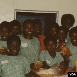 Jacqueline con un grupo de mujeres de Ruanda con quienes colaboró para desarrollar una panadería en el mercado de Kigali.