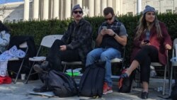 Varios beneficiados con DACA acampan en las afueras de la Corte Suprema de Justicia, esperando que se de una resolución a favor.