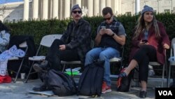 Varios beneficiados con DACA acampan en las afueras de la Corte Suprema de Justicia, esperando que se de una resolución a favor.
