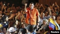 Venezuela's opposition leader and presidential candidate Henrique Capriles (C) speaks during a meeting with students in Maracaibo, March 18, 2013. 