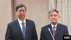 台湾外交部次长柯森耀(右一)在立法院就台巴关系接受质询