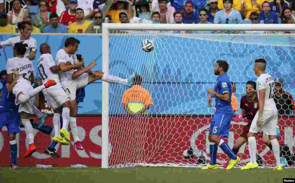 Uruguay's Diego Godin scores during the match between Uruguay and Italy at the Dunas arena in Natal, June 24, 2014.