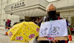 去年參與反送中運動，在深圳被軟禁超過一年，獲釋返香港約兩個月的社運人士王婆婆，12月23日到高等法院聲援黎智英。(美國之音湯惠芸攝）