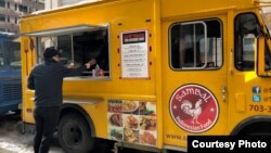Sambal food truck milik warga Indonesia, Sonny Setiantoko di Washington, D.C. (Dok: VOA)