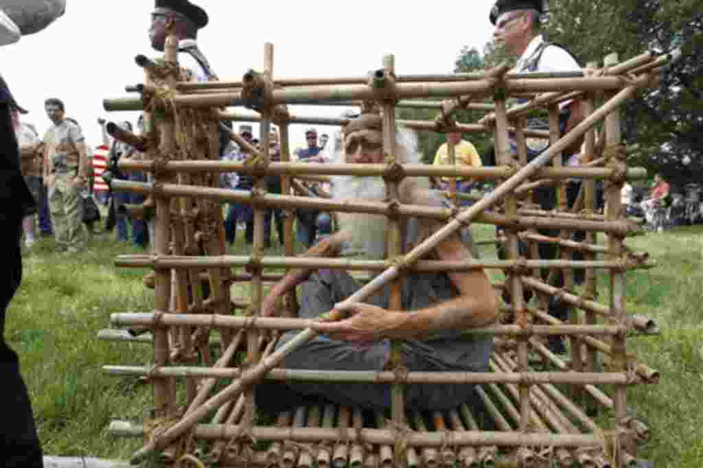 Un hombre no identificado construyó una jaula de bambú, similar a las que construían los vietnamitas para mantener como rehenes a los soldados estadounidenses que capturaban.