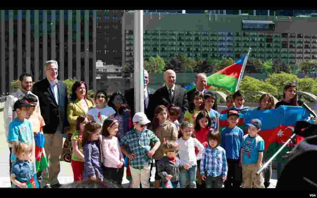 Torontoda Azərbaycan icmasının üzvləri Respublika günü münasibətilə Azərbaycan bayrağının ucaldılması mərasimində.