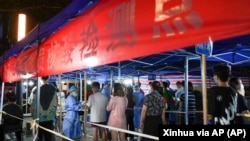 江苏省南京市的民众排队接受新冠病毒核酸检测。（2021年7月28日）