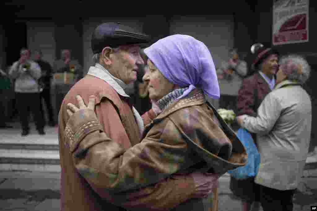 An elderly couple dances as local citizens gather to observe May Day in Slovyansk, May 1, 2014.