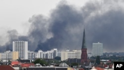 G20峰会期间，反全球化抗议者示威游行，汉堡上空弥漫着烟雾 (2017年7月7日)