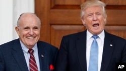 နယူးယောက် မြို့တော်ဝန်ဟောင်း Rudy Giuliani နဲ့ အမေရိကန်သမ္မတ ထရမ့်တို့ ၂၀၁၆က တွေ့ဆုံခဲ့ကြစဉ်က သတင်းဓာတ်ပုံ။