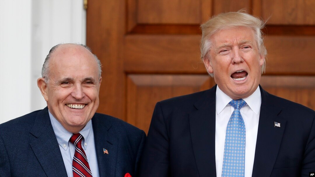 Mantan Walikota New York, yang kini menjabat penasihat Gedung Putih, Rudy Giuliani (kiri) bersama Presiden AS Donald Trump (foto: dok).