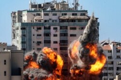Bola api meletus dari Menara Jala saat hancur dalam serangan udara Israel di Kota Gaza, yang dikendalikan oleh gerakan Hamas Palestina, pada 15 Mei 2021. (Foto: AFP)