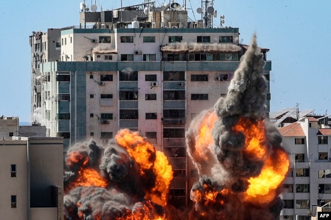 Bola api meletus dari Menara Jala saat hancur dalam serangan udara Israel di Kota Gaza, yang dikendalikan oleh gerakan Hamas Palestina, pada 15 Mei 2021. (Foto: AFP)