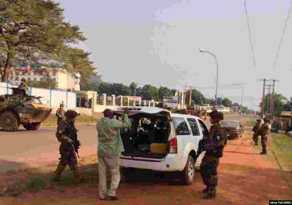 French soldiers checking passenger cars at a checkpoint in Bangui, Central African Republic, Dec. 22, 2013. Idriss Fall/VOA