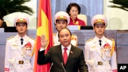 Nguyen Xuan Phuc, center, takes oath after being elected as prime minister in Hanoi, Vietnam Thursday April, 7, 2016. (Thong Nhat/Vietnam News Agency via AP)