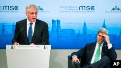 El secretario de Estado, John Kerry, escucha al secretario de Defensa, Chuck Hagel, en una conferencia de Seguridad realiizada en Munich.