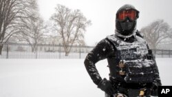 A uniformed U.S. Secret Service police officer stands guard in a knee-deep snow outside the White House in Washington, Saturday, Jan. 23, 2016. (AP Photo/Manuel Balce Ceneta)