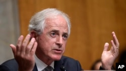 Senatè Bob Corker (R-Tennessee), pandan li t ap poze Sekretè Deta Mike Pompeo kesyon sou sekirite nasyonal Lèzetazini nan seyans depozisyon ki dewoule mèkredi 25 jiyè 2018 la, sou direksyon Komisyon Afè Etranjè Sena a. (Foto: Capitol Hil, Washington, 25 jiyè 2018)