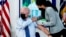 Tổng thống Mỹ Joe Biden ngày 27/9 nhận mũi vaccine thứ ba chống COVID.