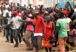 Wafuasi wa Bobi Wine wakionyesha mshikamano nje ya makazi yake Kampala mara baada ya kuwasili kutoka Marekani, Sept. 20, 2018.