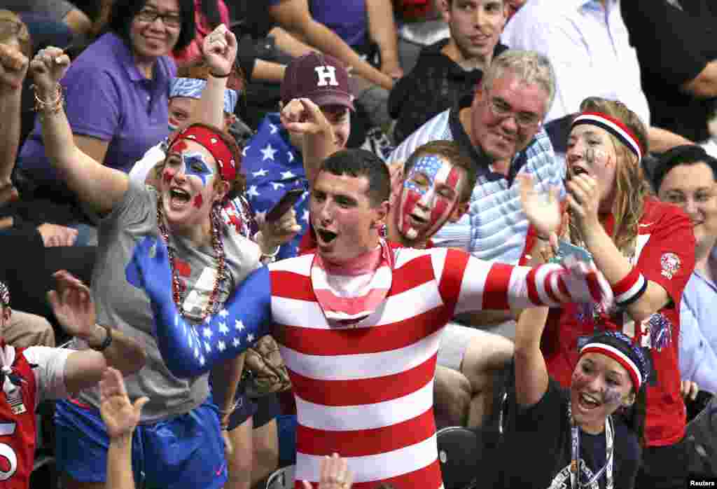 Aficionados estadounidenses celebran duran el partido de volibol que Estados Unidos derrot&oacute; a Corea del Sur.