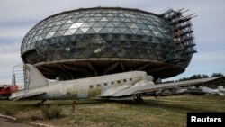 Arhiva - Jugoslovenski transportni avion ispred Muzeja vazduhoplostva, pored međuanrodnog aerodroma Nikola Tesla, u predgrađu Beograda, 30. 10. 2019. (Foto: Rojters, Marko Đurica)