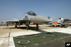 روسی ساختہ سنجوئی ۔30 جنگی طیارے ایک بھارتی ہوئی اڈے پر کھڑے ہیں فائل۔ فوٹو