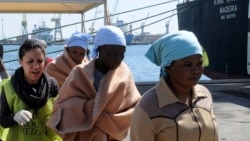 Des migrantes africaines reçoivent des secours après avoir débarqué à Palerme en Italie le 15 avril 2015.