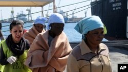 Des migrantes africaines reçoivent des secours après avoir débarqué à Palerme en Italie le 15 avril 2015.