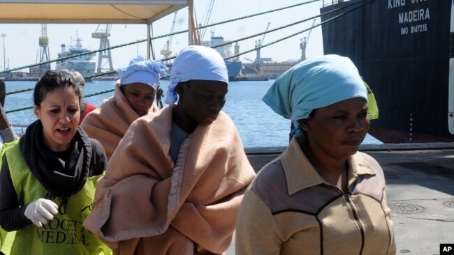 Des migrantes africaines reçoivent des secours après avoir débarqué à Palerme en Italie le 15 avril 2015.
