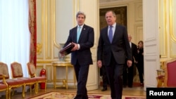 အမေရိကန်နိုင်ငံခြားရေးဝန်ကြီး John Kerry (ဝဲ) Sergei Lavrov (ယာ) ပဲရစ္စ်မြို့က ရုရှားသံအမတ်နေအိမ်မှာ တွေ့ဆုံစဉ်။ (မတ်လ ၃၀၊ ၂၀၁၄)