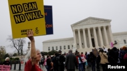 Para aktivis imigrasi melakukan aksi unjuk rasa di depan gedung Mahkamah Agung AS (foto: ilustrasi). 