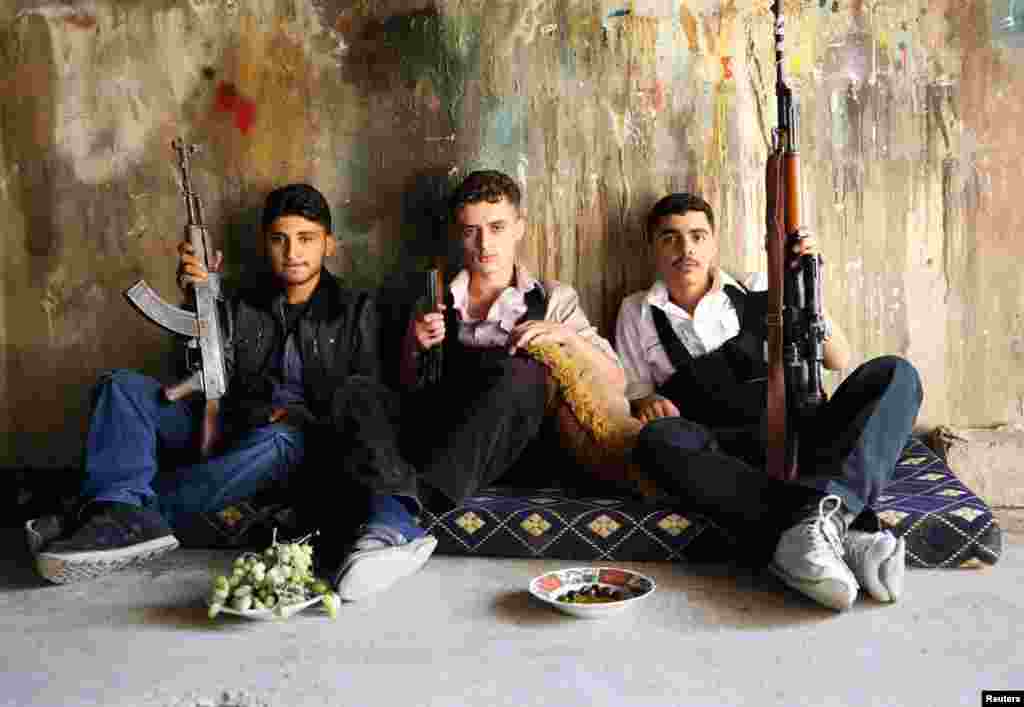 Free Syrian Army fighters with their weapons in Jobar, Damascus, August 8, 2013.