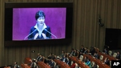 ប្រធានាធិបតីកូរ៉េខាងត្បូង អ្នកស្រី Park Geun-hye ត្រូវបានបង្ហាញ នៅលើកញ្ចក់បញ្ចាំង កំពុងថ្លែងសុន្ទរកថានៅរដ្ឋសភាក្នុងទីក្រុង សេអ៊ូល ប្រទេស​កូរ៉េ​ខាង​ត្បូង កាល​ពី​ថ្ងៃទី​២៤ តុលា ២០១៦។
