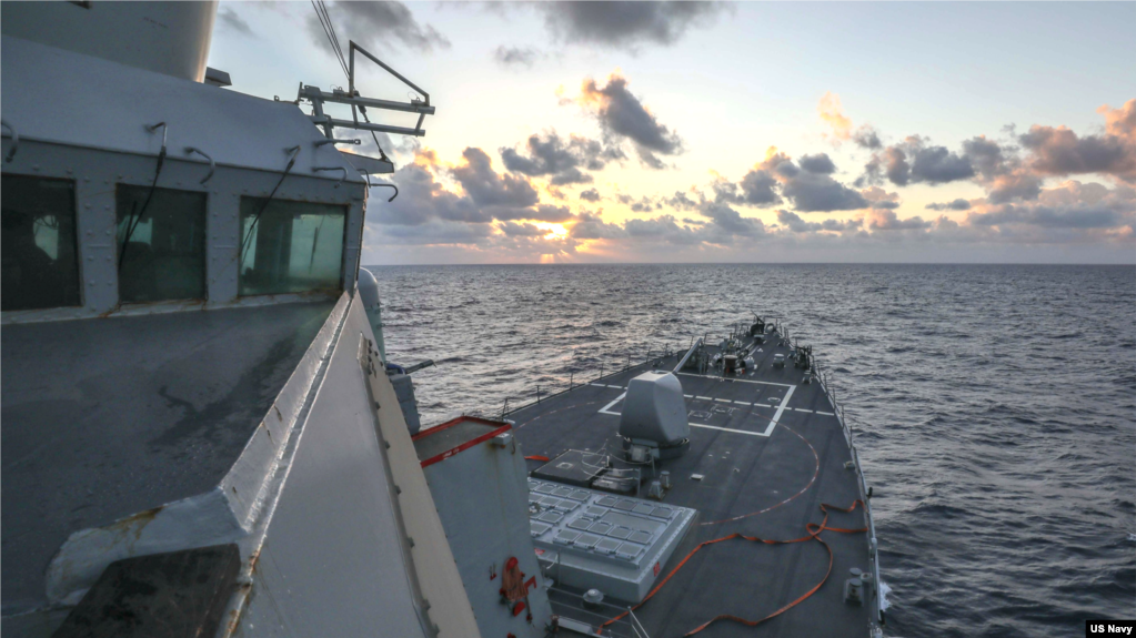 美国海军第七舰队2022年1月20日公布“本福德”号导弹驱逐舰驶过帕拉塞尔群岛海域的照片(photo:VOA)